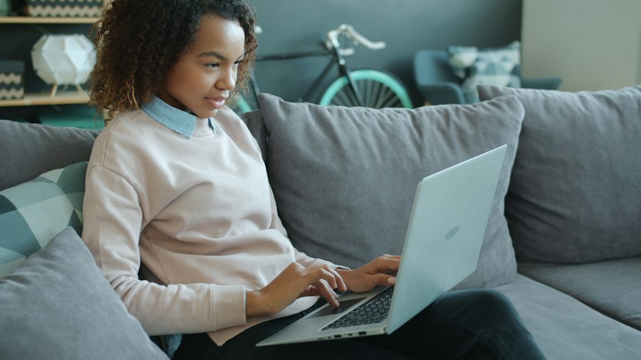Pelanggan memakai laptop di rumah